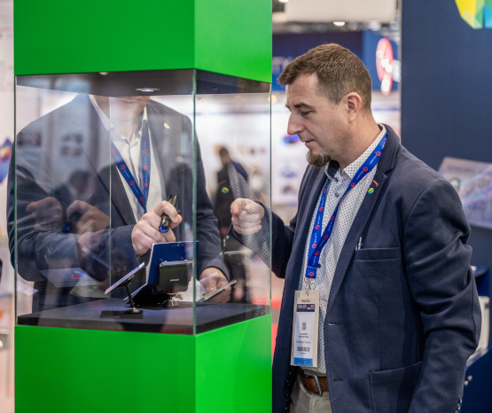 Exhibitor presenting his innovation to a visitor