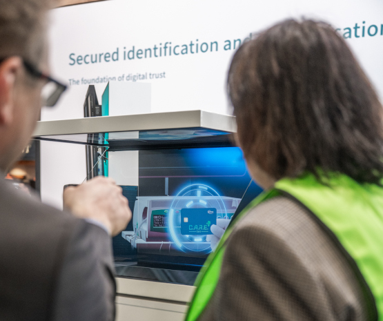 Exhibitor presenting his innovation in digital identity to a visitor