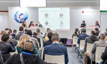 Visiteurs assistant à une table-ronde avec 5 speakers sur les nouveaux usages de l'identité numérique à TRUSTECH