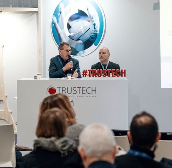 Deux intervenants du programme de conférences TRUSTECH parlant des stratégies européennes de souveraineté en matière de paiements devant une audience