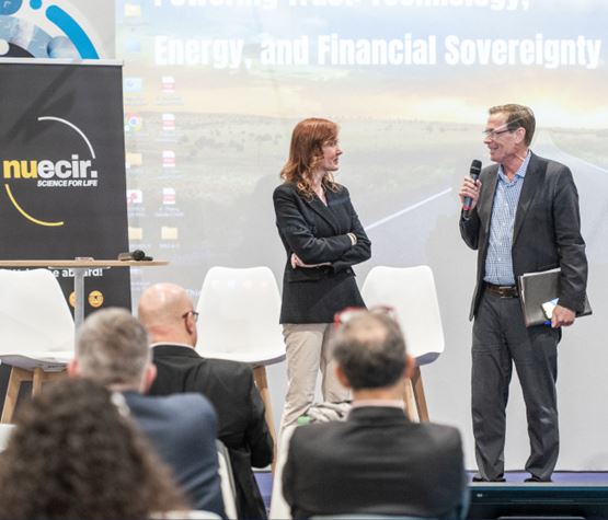 Table ronde sur l'énergie et la souveraineté financière avec 2 intervenants en face de plusieurs visiteurs à l'événement Nuecir à TRUSTECH.