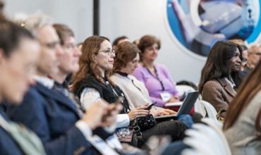Participants lors de la table ronde TRUSTECH sur les virements instantanés, discutant des nouvelles tendances et technologies dans les paiements numériques.