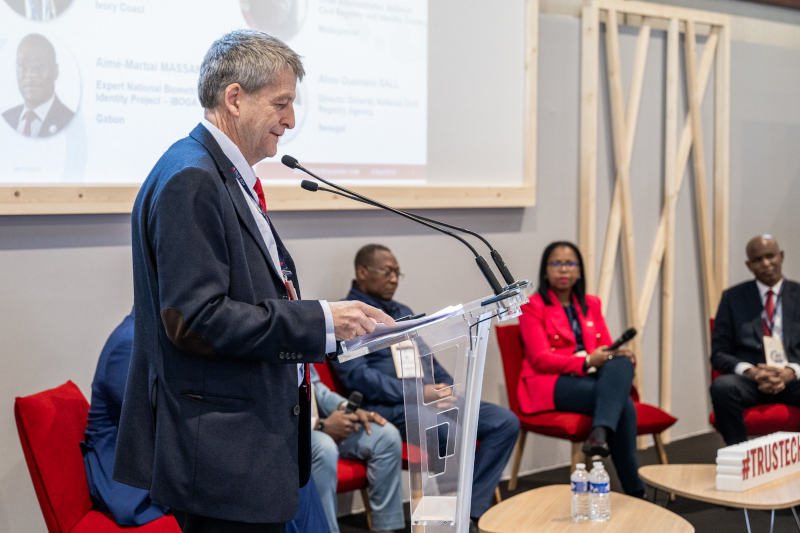 Conférence TRUSTECH sur l'identification avec Guy DE FELCOURT intervenant devant un panel de speakers et de visiteurs