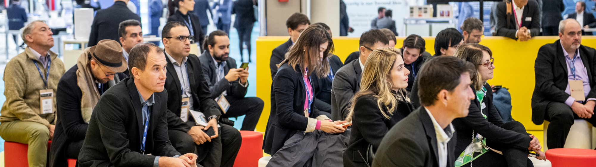 Visiteurs assistant à une présentation sur l'Innovation Stage de TRUSTECH