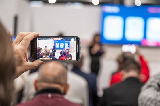 Une personne de l'audience filme la présentation sur l'Innovation Stage