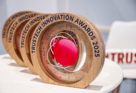Trophées des TRUSTECH Innovation Awards alignés sur une table