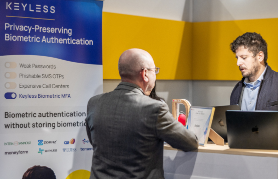 Stand exposant vainqueur des TRUSTECH Innovation Awards avec le trophée mis en avant