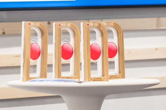 Trophées des TRUSTECH Innovation Awards sur une table
