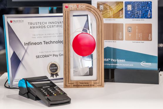 Trophée des TRUSTECH Innovation Awards exposé sur un stand exposant