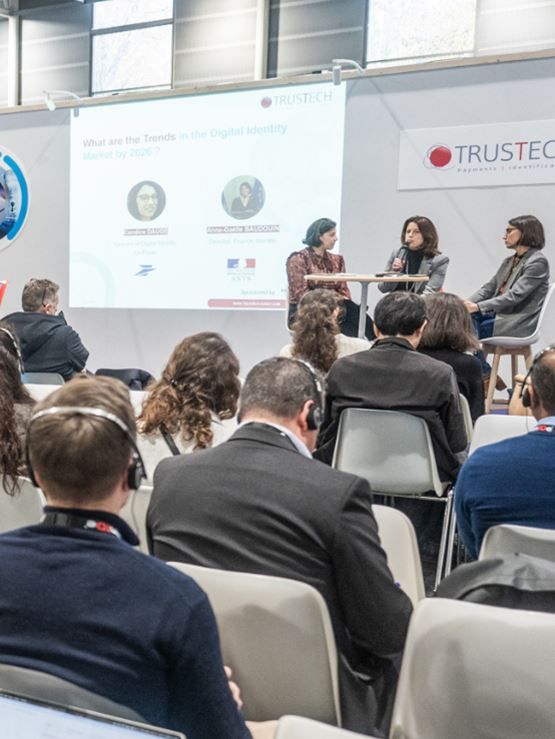 Conférence à TRUSTECH 2025 sur les tendances de l’identité numérique avec des intervenantes en discussion devant une audience