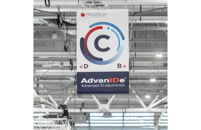 Lettre d'allée suspendue dans le salon TRUSTECH avec le logo d'AdvanIDe en signalétique aérienne lors d'un événement