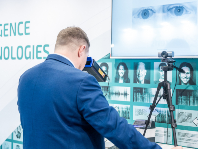 Démonstration de technologie biométrique à TRUSTECH 2025 avec analyse oculaire et solutions d’identification