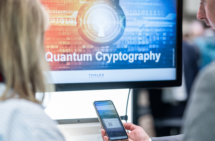 Démonstration de cryptographie quantique sur un stand à TRUSTECH avec utilisation d’un smartphone