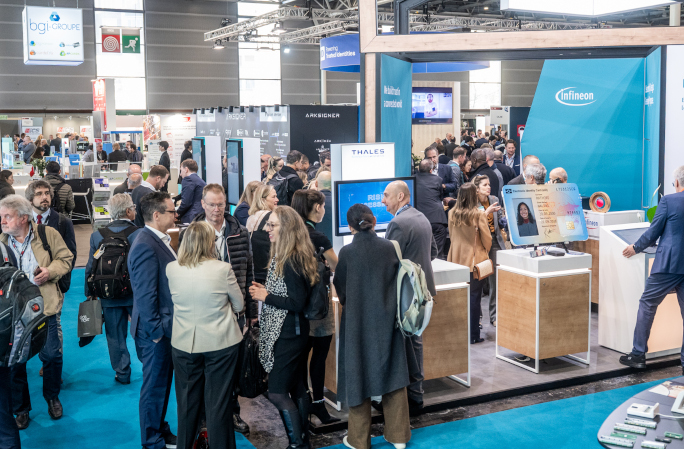 Vue du salon TRUSTECH avec visiteurs professionnels sur un stand exposant dédié aux solutions d’identité et de paiement