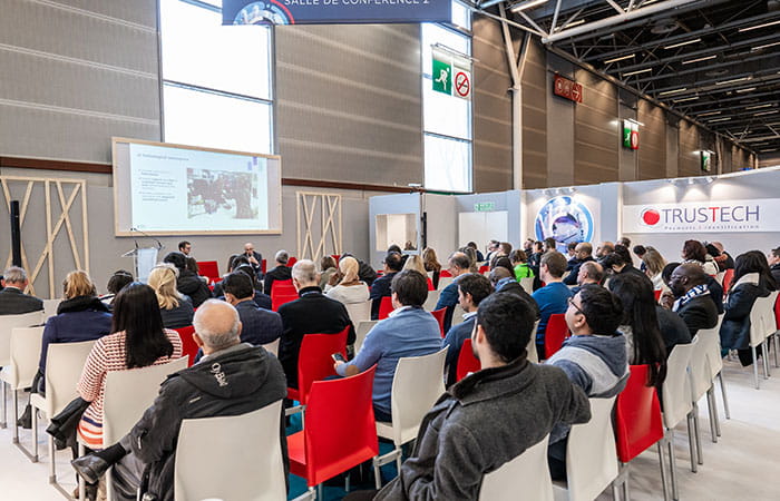 Une poignée de visiteurs écoutant attentivement une conférence