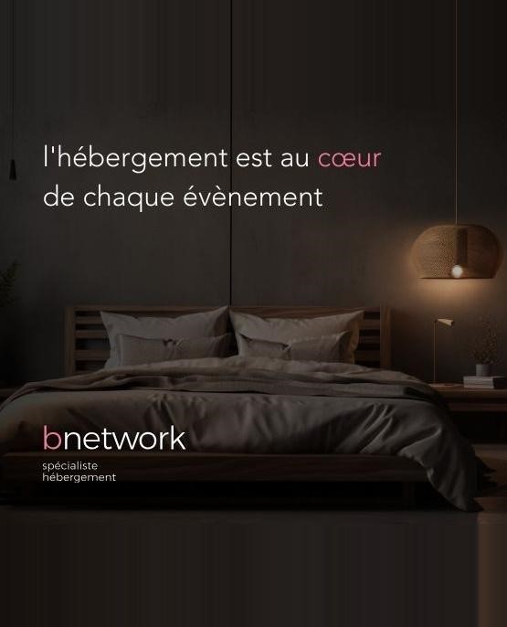 Visuel d'une chambre d’hôtel élégante et chaleureuse avec un lit en bois moderne et une lumière tamisée, accompagnée du slogan « l’hébergement est au cœur de chaque évènement » avec le logo de Bnetwork, partenaire du salon TRUSTECH