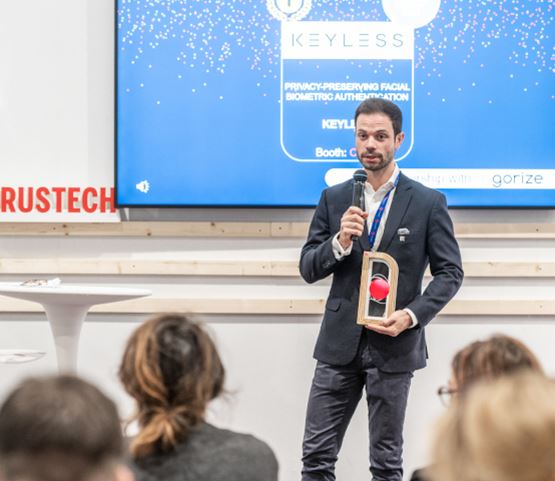 Une personne de Keyless, lauréat du Start-Up Trophy sur TRUSTECH, sur scène avec le trophée