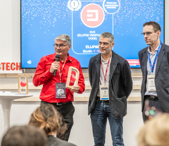 Deux personnes d'Ellipse, lauréat des TRUSTECH Innovation Awards, sur scène avec le trophée