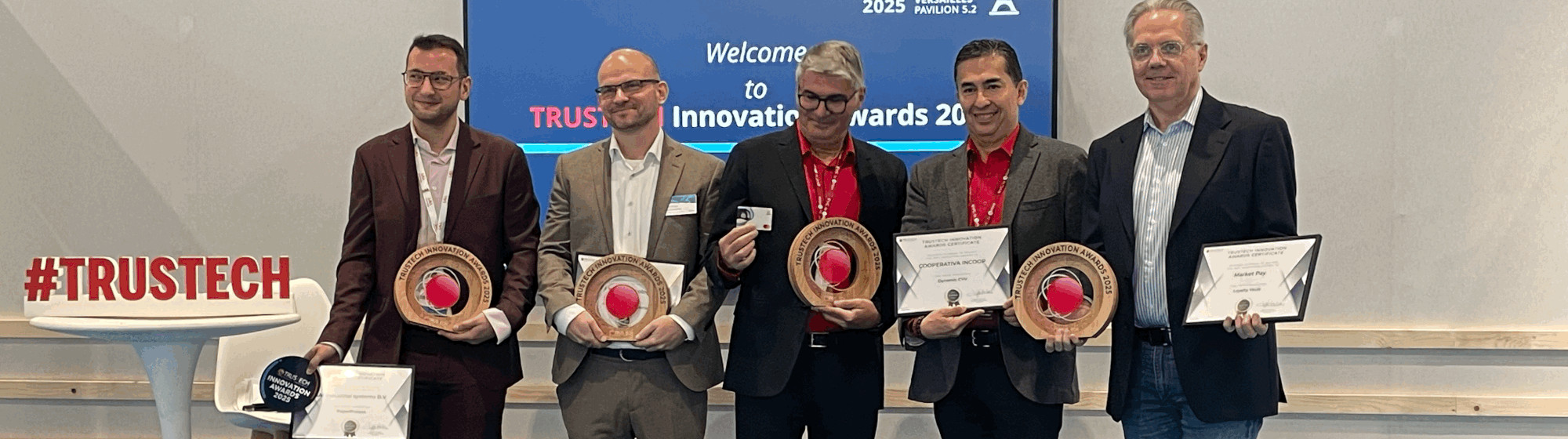Lauréats des TRUSTECH Innovation Awards sur scène avec leur trophée