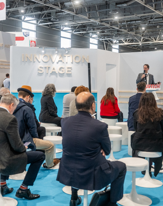 Un intervenant présente une conférence sur l’Innovation Stage devant les participants du salon TRUSTECH.
