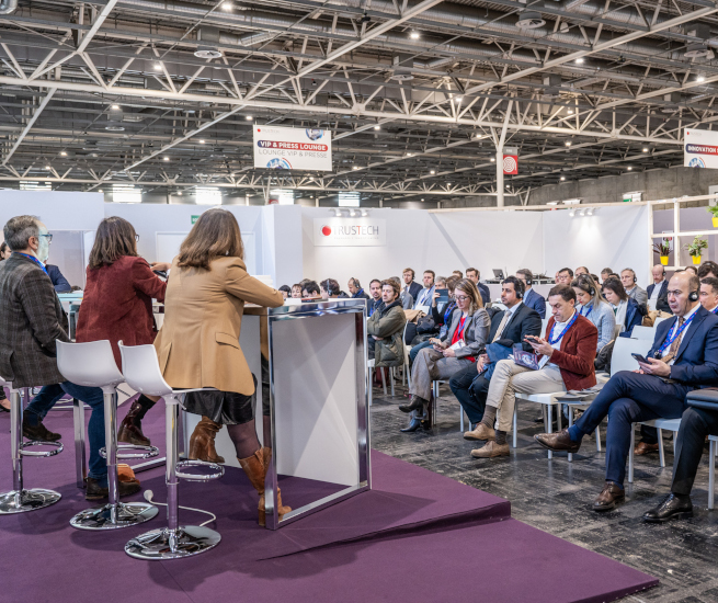 Intervenants face à une audience internationale lors d'une table-ronde sur TRUSTECH